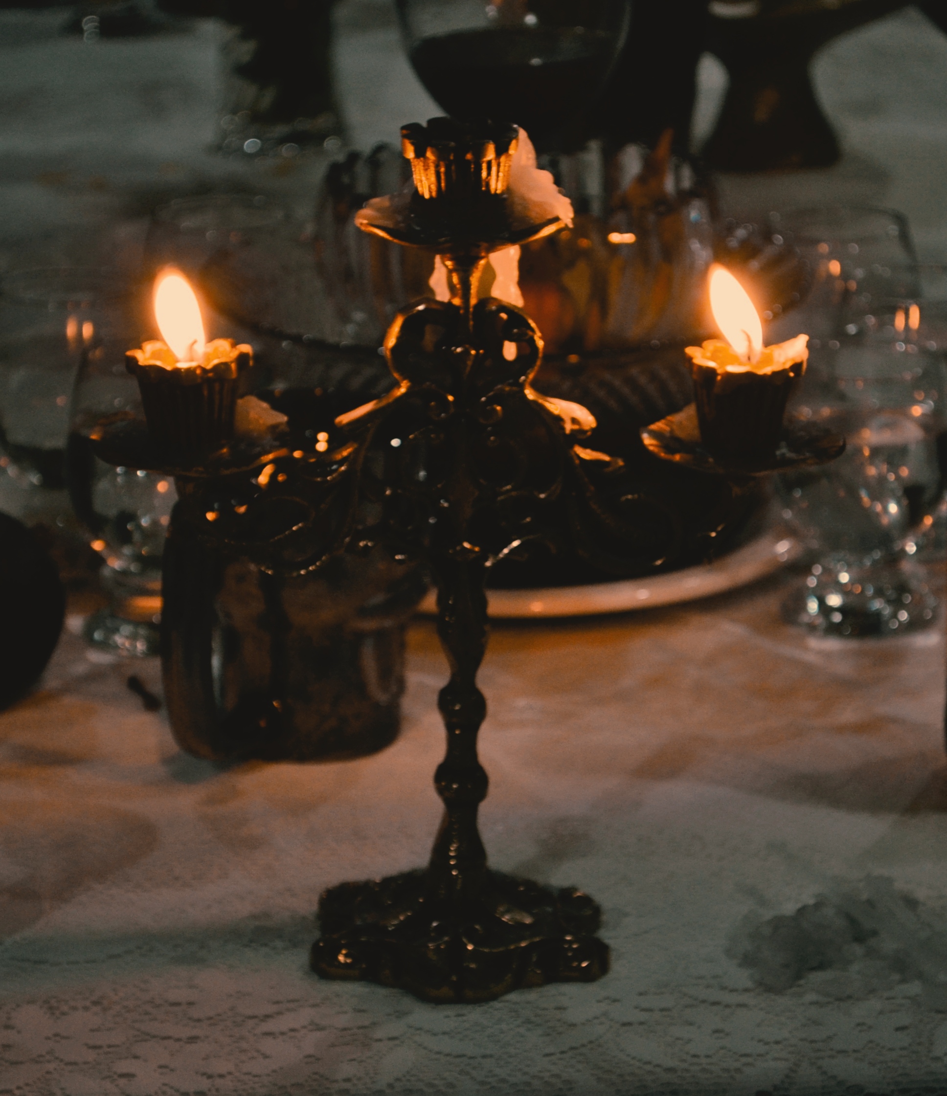 Velas derretidas iluminam a mesa de Jurema; por trás, a louça que representa o Príncipe da Jurema
(Foto: Cleciane Vieira)