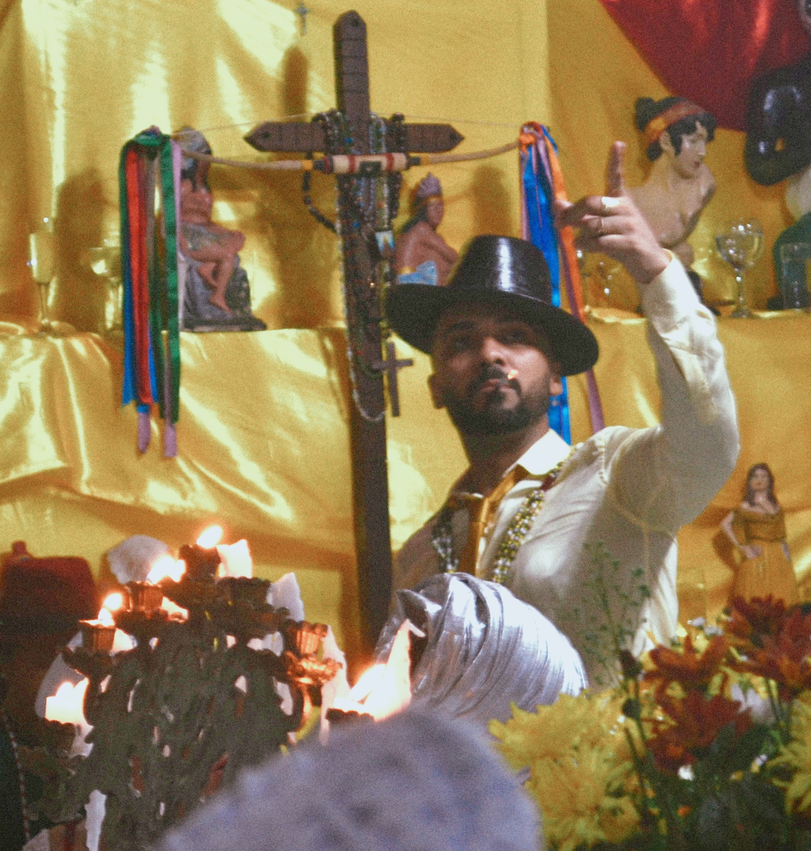 José Bezerra da Silva (Zé Bebinho), entidade Mestre e padrinho da Casa do Ouro, manifesta-se no médium matruqueiro Leandro
(Foto: Cleciane Vieira)